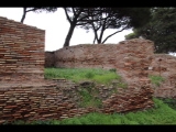 07788 ostia - regio iv - insula i - cardo maximus - caseggiato a botteghe (v,i,1) - 4. raum re der treppe - bli ri suedosten - 01-2024.jpg